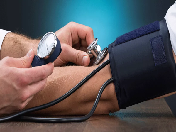 हाई बीपी के लक्षण, कारण और घरेलू उपचार | High BP Symptoms in Hindi